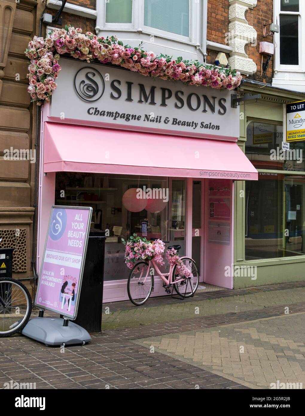 Pink Shopfront Simpsons Champagne Nail & Beauty Salon Guildhall Street Lincoln City Stockfoto