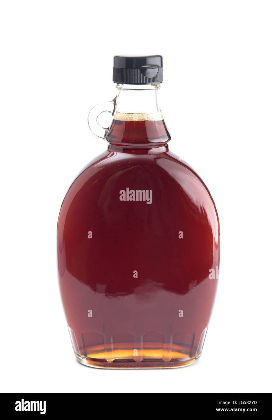 Flasche mit reinem Ahornsirup auf weißem Hintergrund Stockfoto