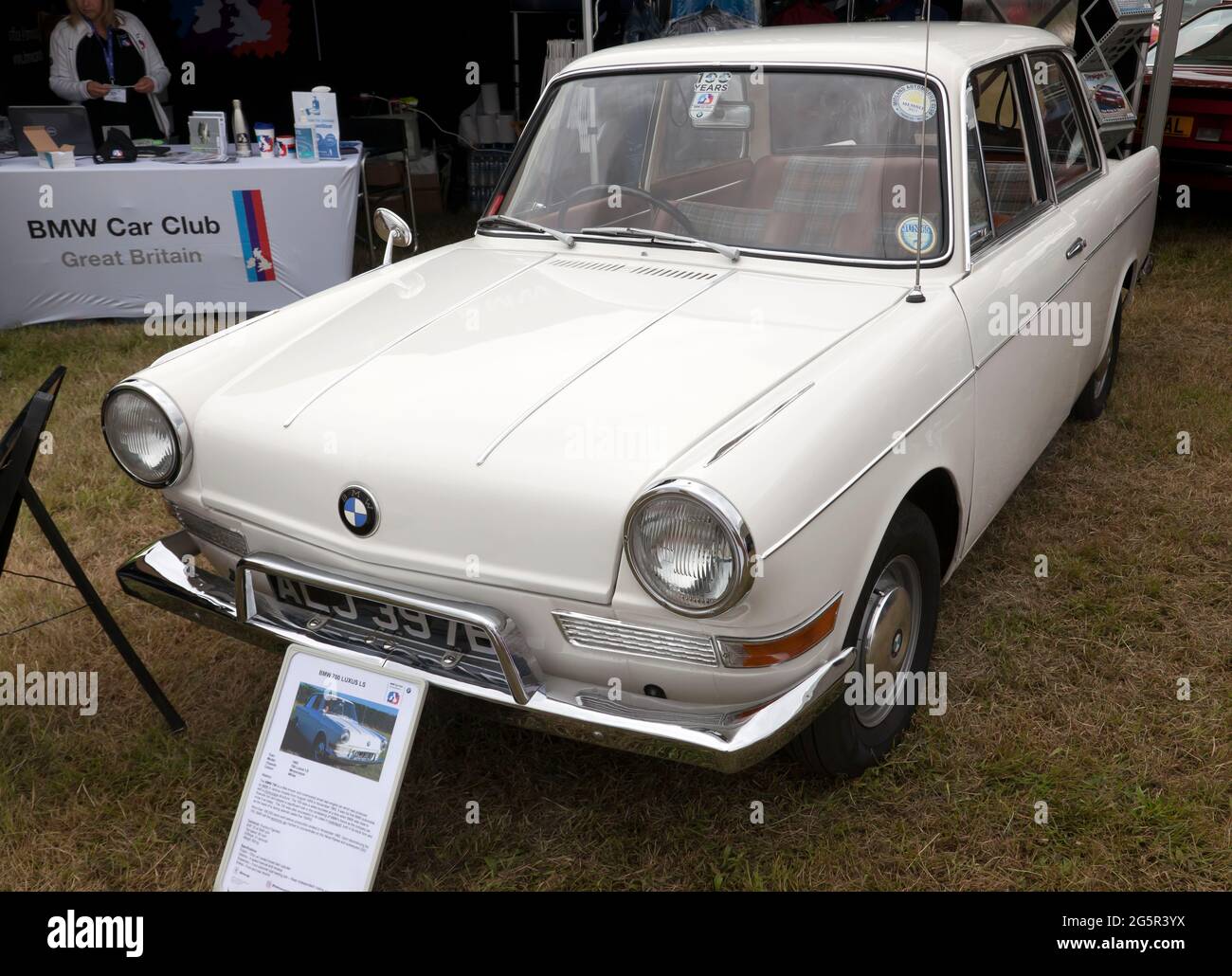 Eine seltene, 1964, weiße, BMW 700 Luxus LS , die auf dem Stand des BMW Car Club der London Classic Car Show 2021 im Syon Park ausgestellt ist Stockfoto