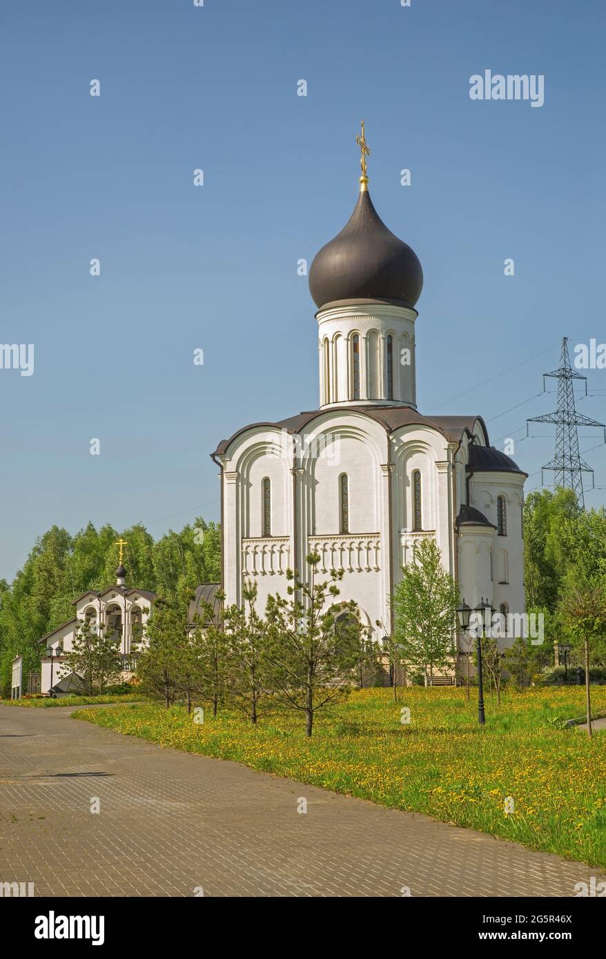 Stawropegic Kirche des heiligen Sergius von Radonesch auf Bundeskriegsdenkmal Friedhof in Mytishchi. Russland Stockfoto
