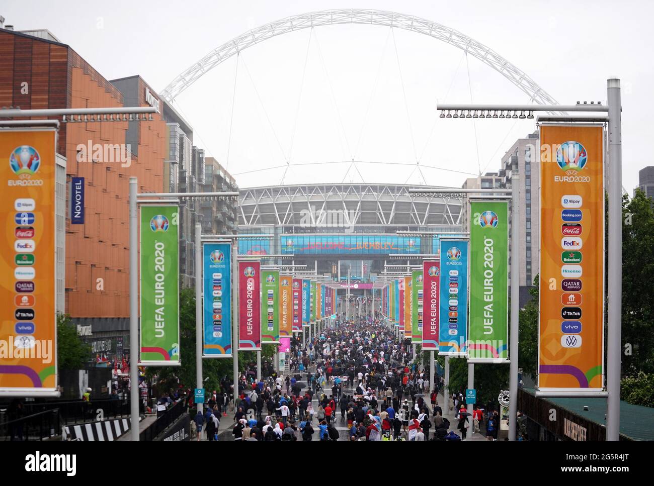 Fans kommen, um sich die UEFA Euro 2020-Runde des Spiels 16 zwischen England und Deutschland in der 4TheFans-Fanzone vor dem Wembley-Stadion anzusehen. Bilddatum: Dienstag, 29. Juni 2021. Stockfoto