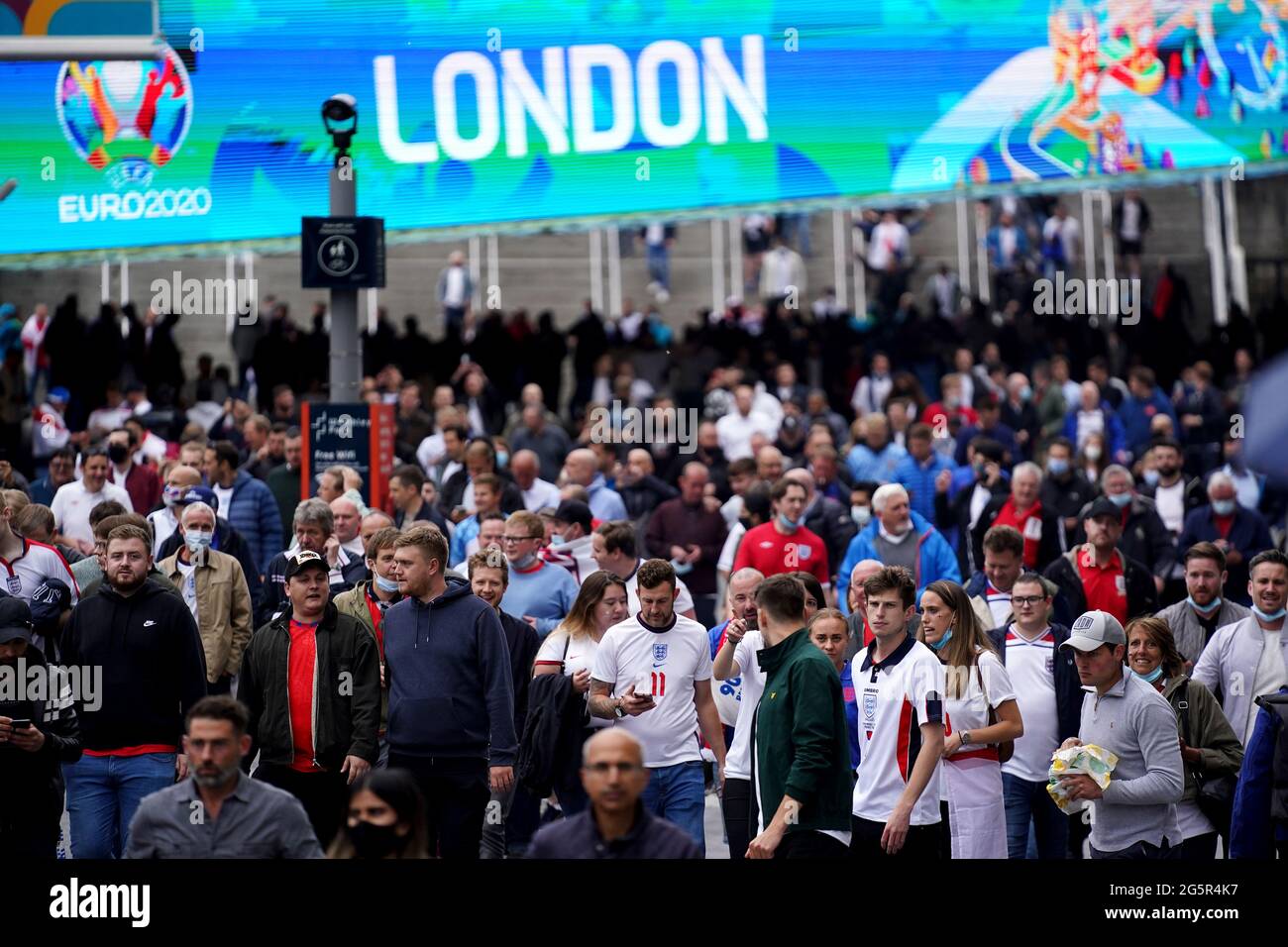 Fans kommen, um sich die UEFA Euro 2020-Runde des Spiels 16 zwischen England und Deutschland in der 4TheFans-Fanzone vor dem Wembley-Stadion anzusehen. Bilddatum: Dienstag, 29. Juni 2021. Stockfoto