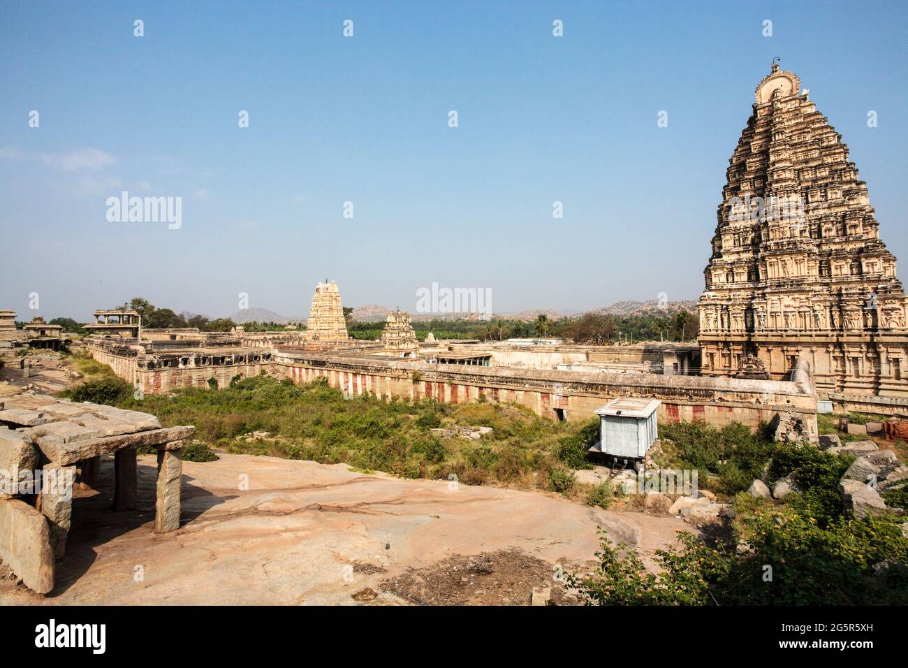 Blick auf den Virupaksha oder den Pampapathi-Tempel, ein Hindu-Gotteshaus in Hampi, Karnataka, Südindien, Asien Stockfoto
