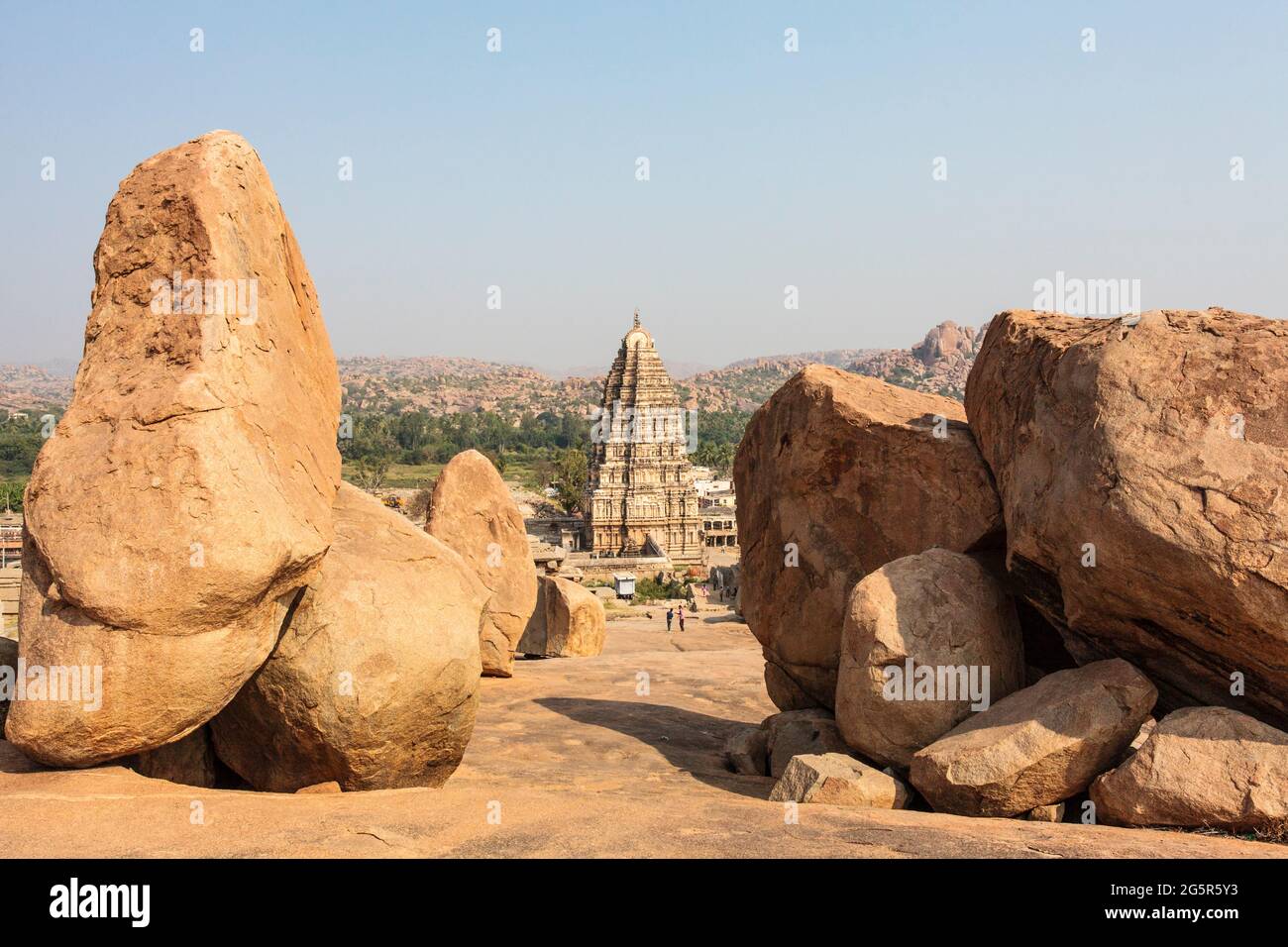 Blick auf den Virupaksha oder den Pampapathi-Tempel, ein Hindu-Gotteshaus in Hampi, Karnataka, Südindien, Asien Stockfoto