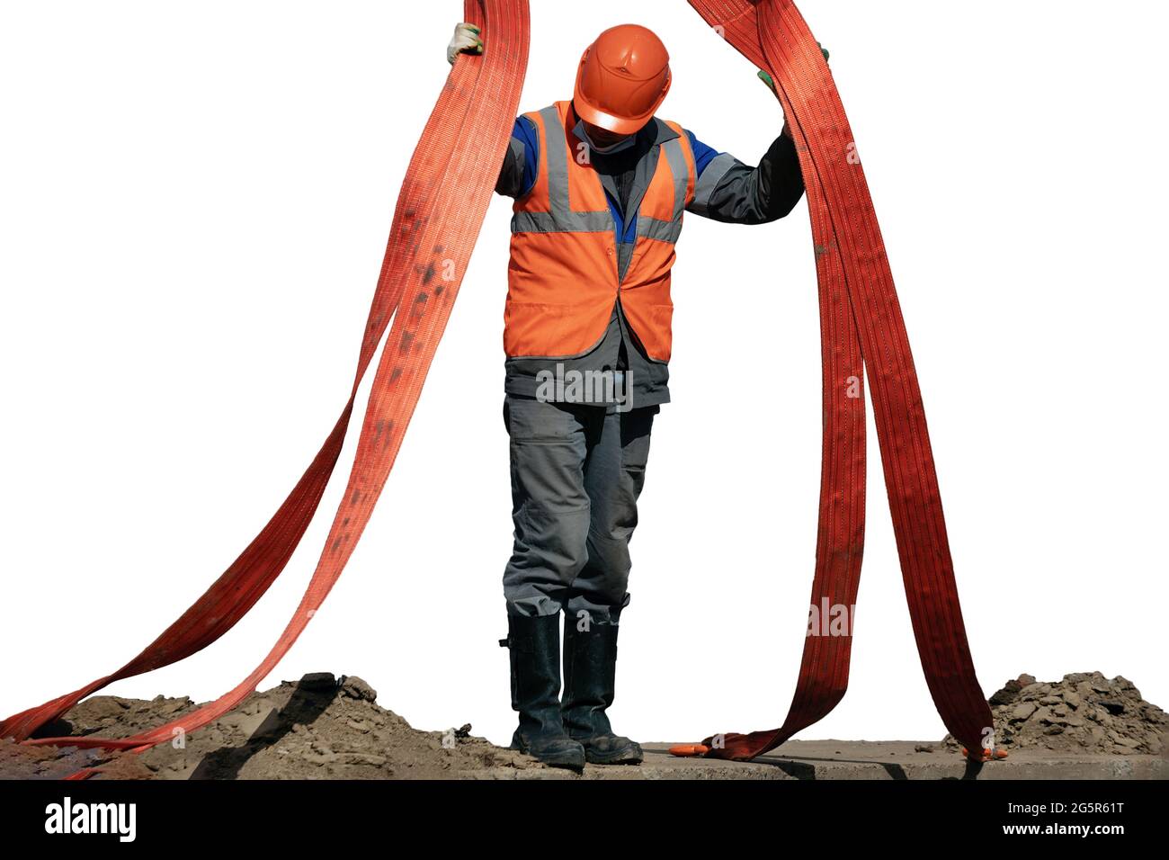 Ein Schleuder in einem Helm und Overalls lädt die Ladung mit Schlingen. Isoliertes Porträt eines Arbeiters auf weißem Hintergrund in voller Länge. Ein Mann bei der Arbeit in der Produktion. Stockfoto