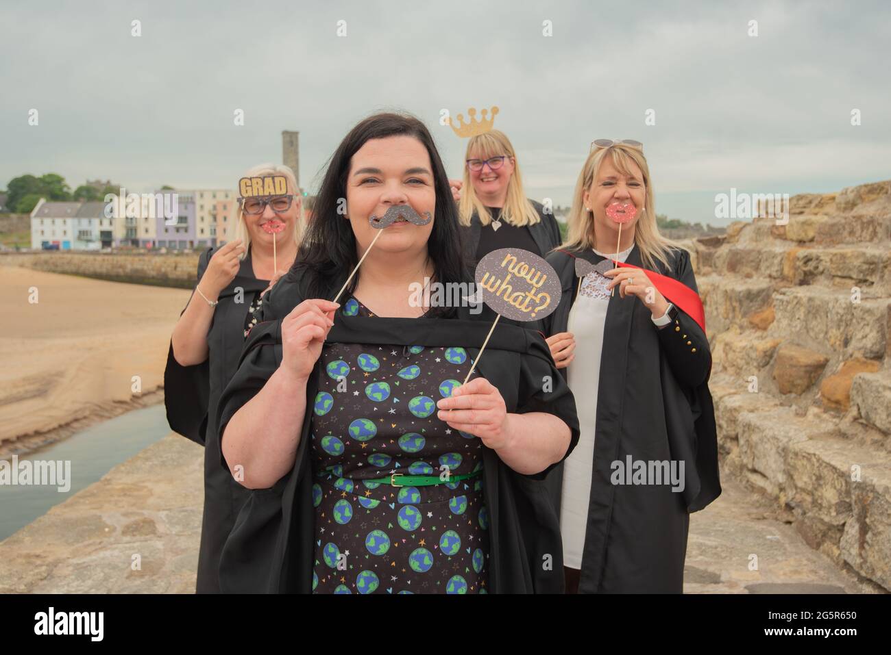 St Andrews, Fife, Großbritannien. Die Absolventen der University of St. Andrews, Katrina Peattie, Sarah Ramage, Audrey Field und Yvonne Smith, feiern am Pier von St. Andrews. Der vierer Absolvent im Rahmen des Scottish wider Access Program. SWAP East ist eine Partnerschaft zwischen Hochschulen und Universitäten im Osten Schottlands, die den Zugang von Erwachsenen zur Hochschulbildung fördern und unterstützen soll. Mehr als 1900 Studenten werden ihre Abschlüsse praktisch in dieser Woche aufgrund der Covid-19-Beschränkungen verliehen. Foto von Gayle McIntyre Stockfoto