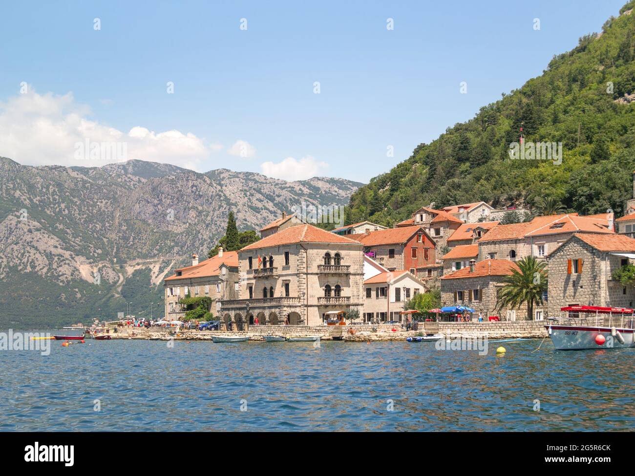 Perast, Montenegro - 6. Juli 2014: Blick auf den historischen Teil der Stadt, gelegen an der weltberühmten Bucht von Kotor. Stockfoto