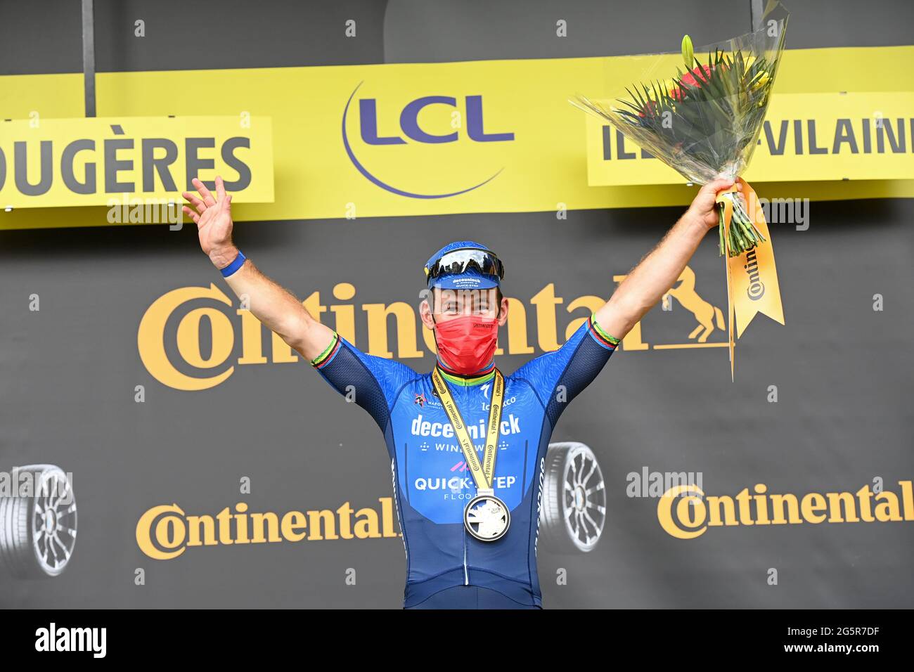 Frankreich, Fougeres, Redon, 29/06/2021, Tour de France 2021, Etappe 4, Redon nach Fougeres. Der britische Mark Cavendish für Deceuninck Quickstep gewinnt die Etappe im Sprint und steht zum Feiern auf dem Podium. Stockfoto