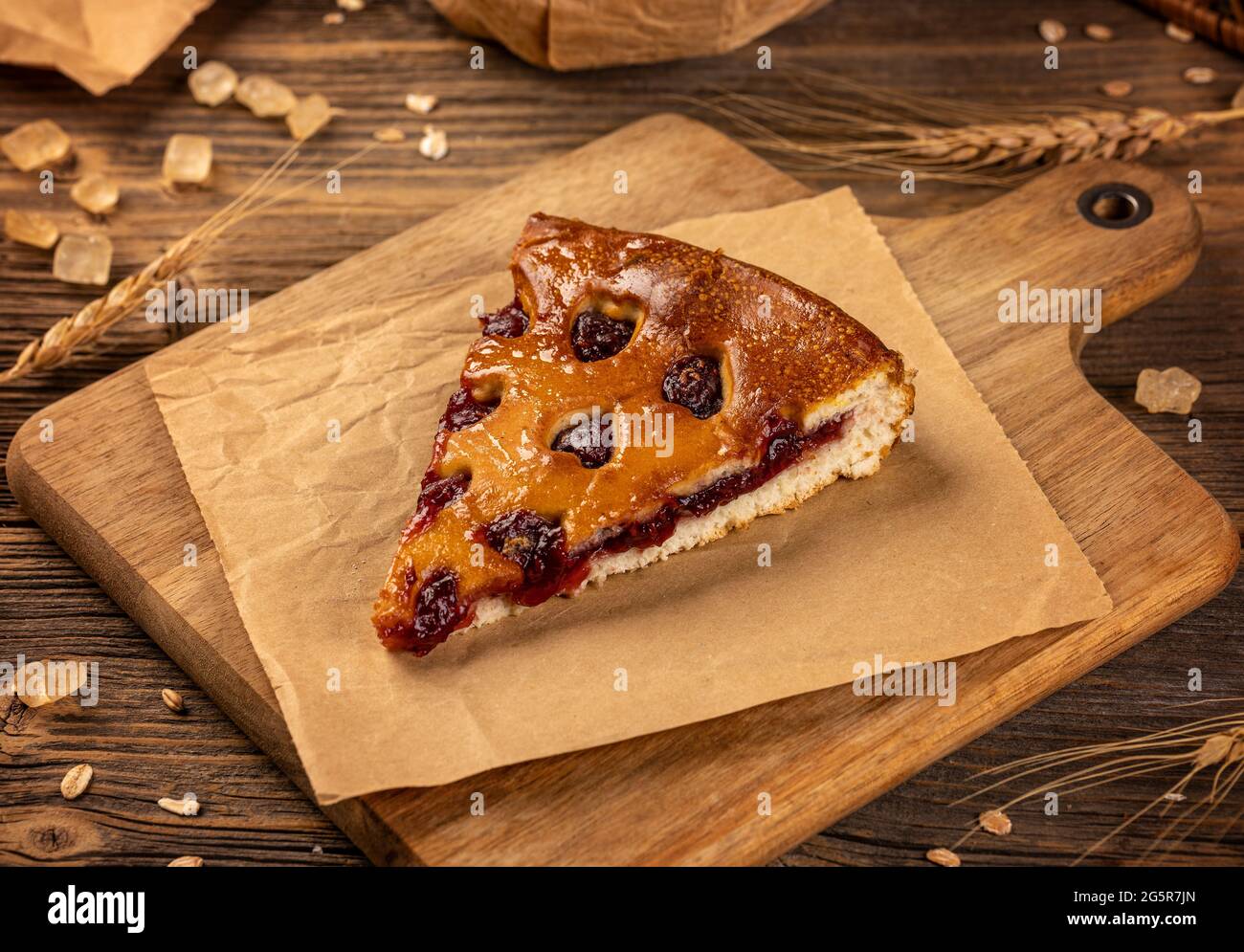 Süße hausgemachte Pflaumenkuchen auf Holzhintergrund Stockfoto