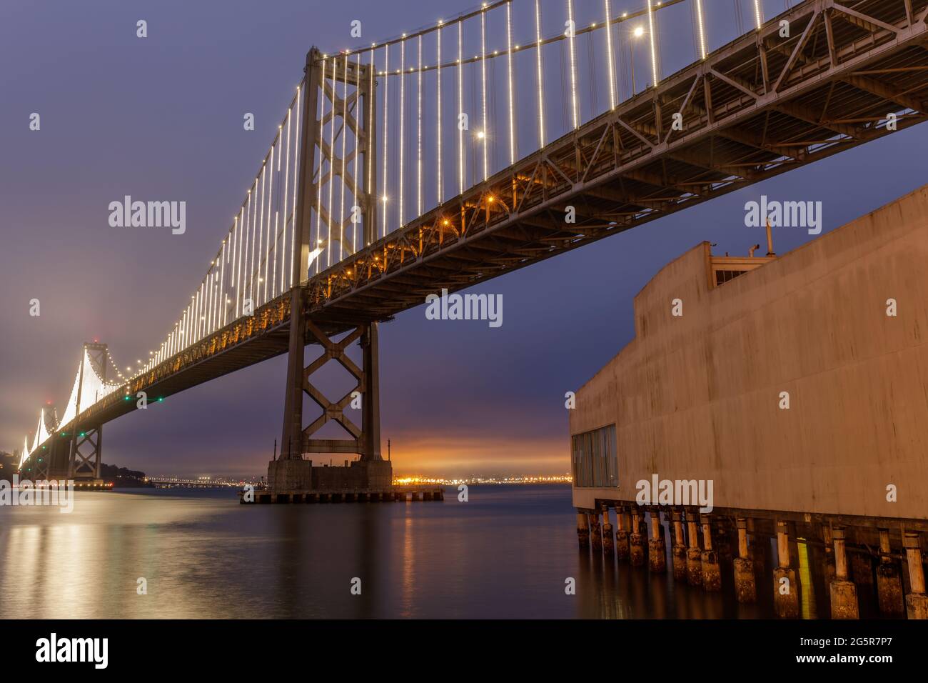 Die Bay Bridge und Pier 24 über den Embarcadero, San Francisco, Kalifornien, USA. Stockfoto