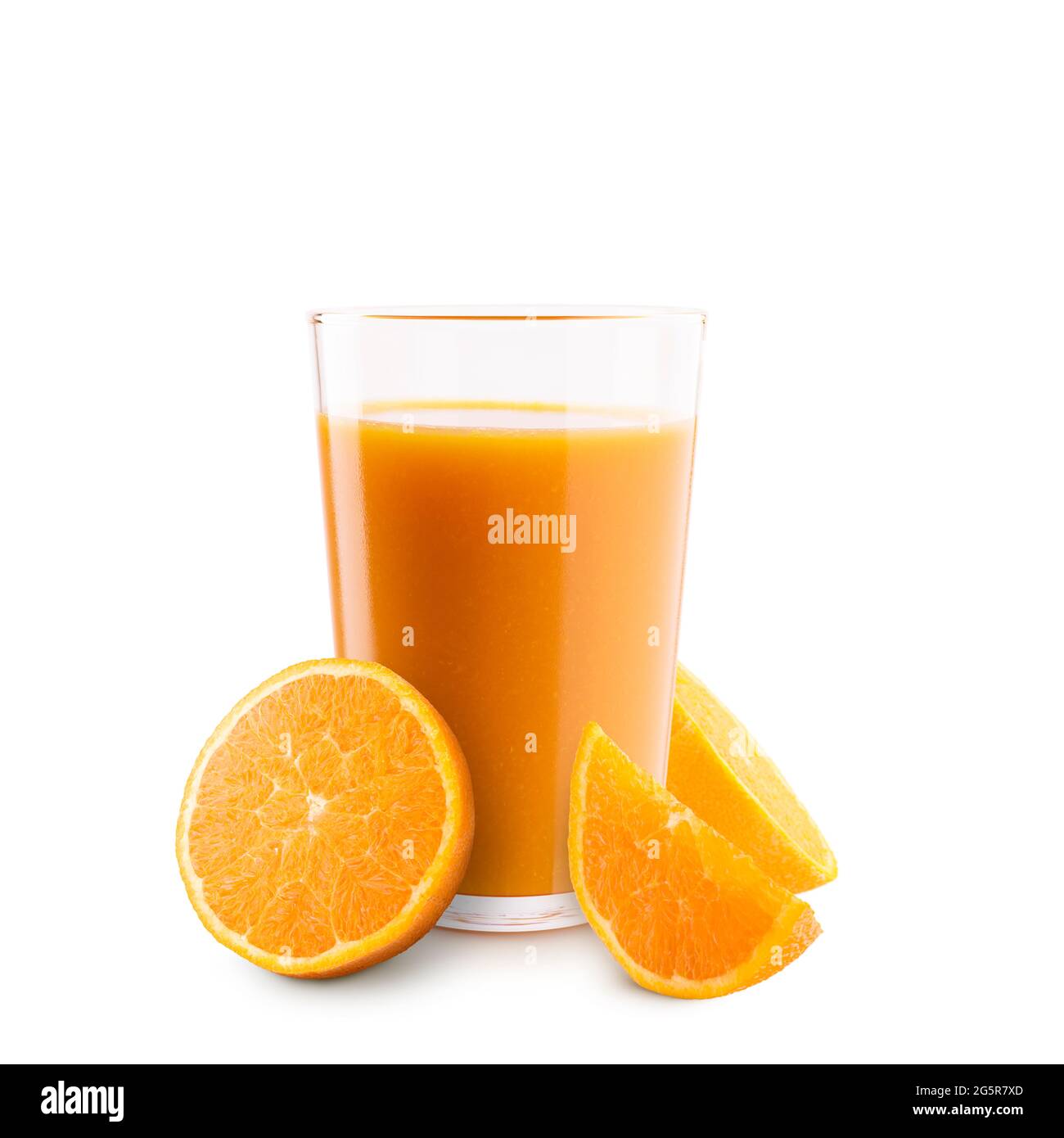 Glas Orangensaft mit orangefarbenen Scheiben auf weißem Hintergrund Stockfoto