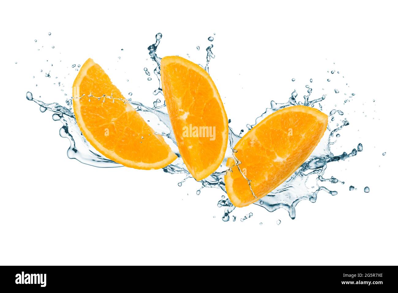 Orangenfrucht in Scheiben geschnitten mit spritzenden Wasser isoliert auf weißem Hintergrund Stockfoto