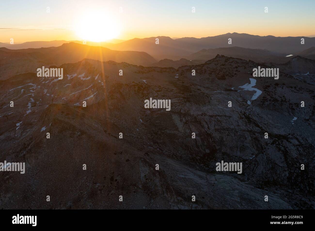 In der staatlich geschützten Desolation Wilderness geht die Sonne über den zerklüfteten Sierra Nevada Mountains im Norden Kaliforniens auf. Stockfoto