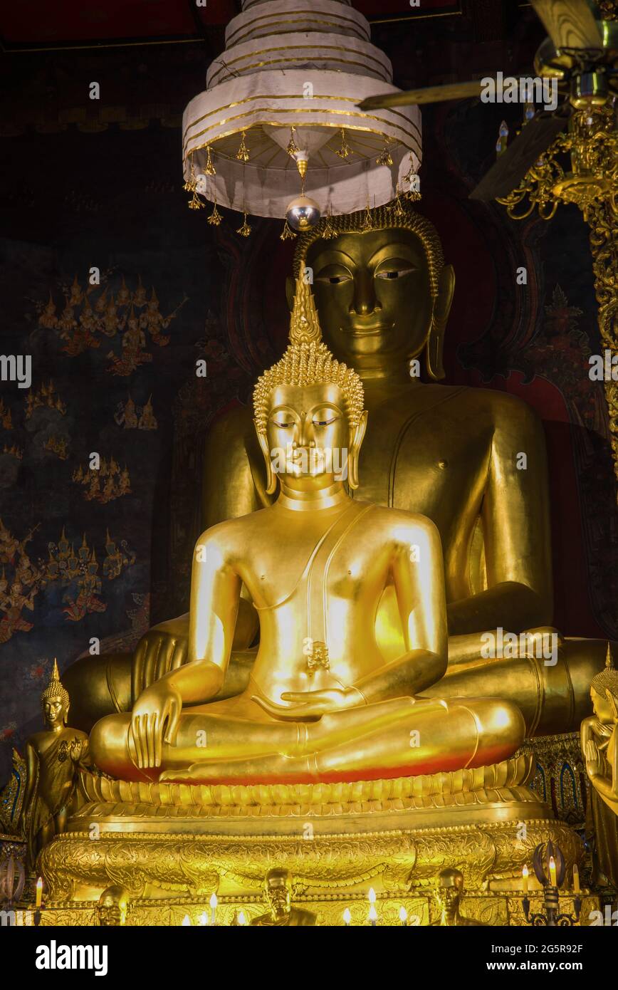 Zwei sitzende Buddha-Skulpturen auf dem Altar des buddhistischen Tempels Wat Bowonniwet. Bangkok, Thailand Stockfoto