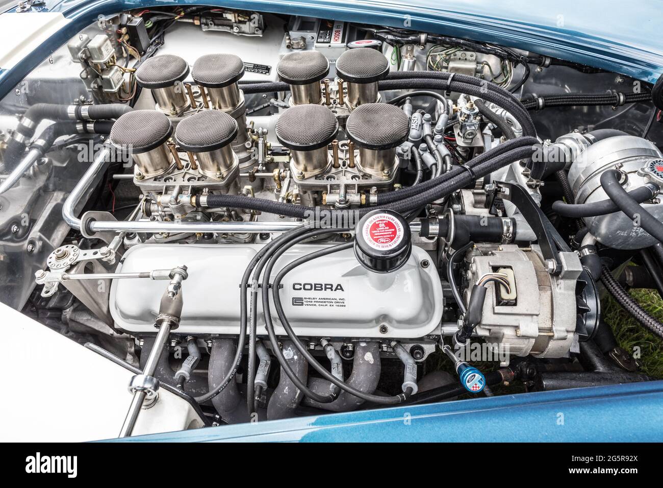 V8-Motor in einer AC Cobra Replica Syon Park Classic Car Show 2021 London Stockfoto