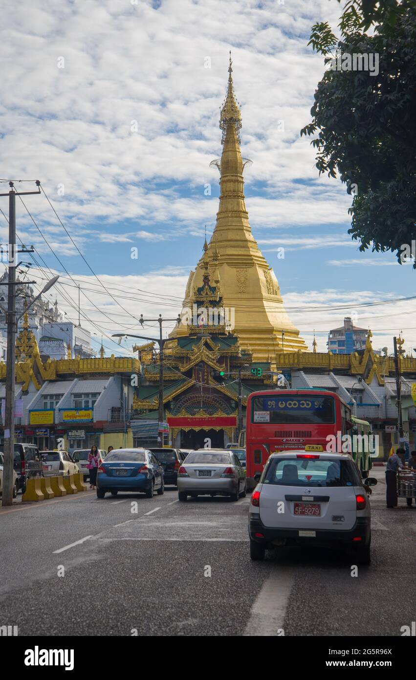 YANGON, MYANMAR - 17. DEZEMBER 2016: Sule-Pagode im Stadtbild an einem bewölkten Morgen Stockfoto