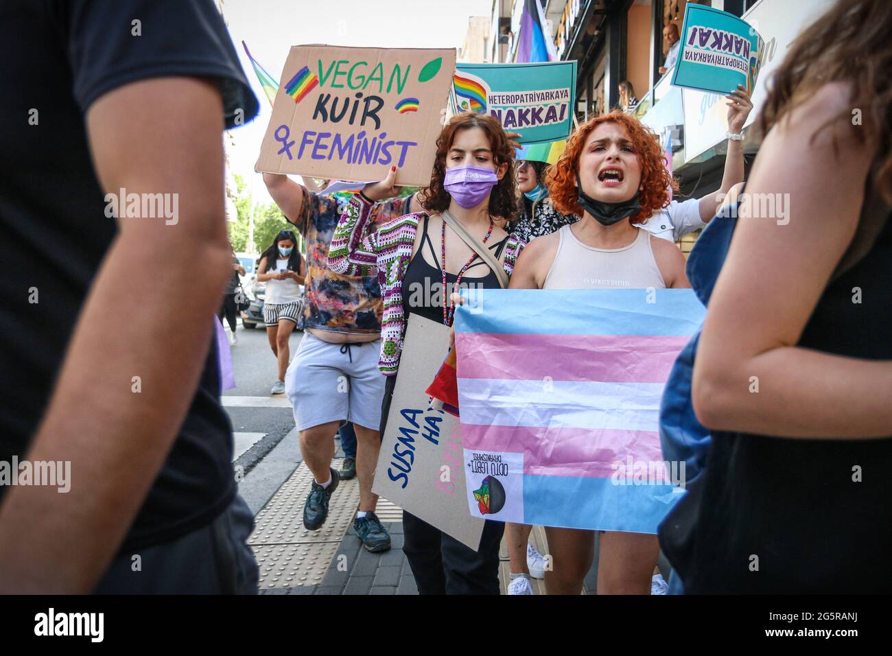 Ankara, Türkei. Juni 2021. Während des marsches der Pride Week chören Demonstranten mit Slogans, während sie Schilder tragen. Die Polizei greift mit Tränengas ein und hält mehrere LGBTI-Demonstranten fest, die während der Pride Week mit Transparenten, Plakaten und Fahnen durch Ankara marschieren. Kredit: SOPA Images Limited/Alamy Live Nachrichten Stockfoto