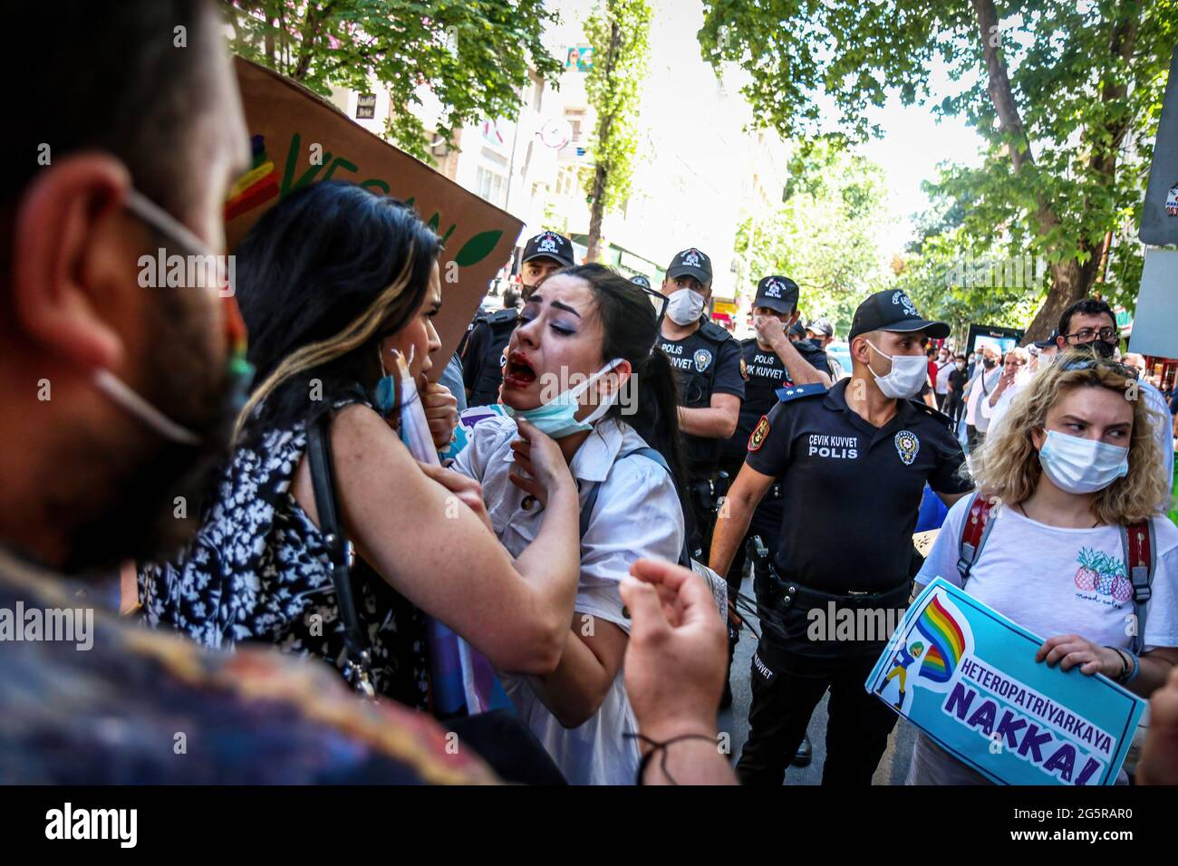 Ankara, Türkei. Juni 2021. Während der Pride Week march wird ein Protestler von der Polizei verletzt. Die Polizei greift mit Tränengas ein und hält mehrere LGBTI-Demonstranten fest, die während der Pride Week mit Transparenten, Plakaten und Fahnen durch Ankara marschieren. Kredit: SOPA Images Limited/Alamy Live Nachrichten Stockfoto