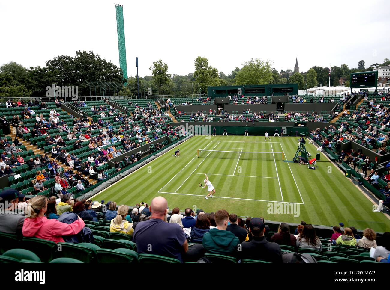 Am zweiten Tag von Wimbledon im All England Lawn Tennis and Croquet Club, Wimbledon, serviert Frau Jones während ihres ersten Damen-Einzelmatches gegen Coco Gauff auf dem Platz 2. Bilddatum: Dienstag, 29. Juni 2021. Stockfoto