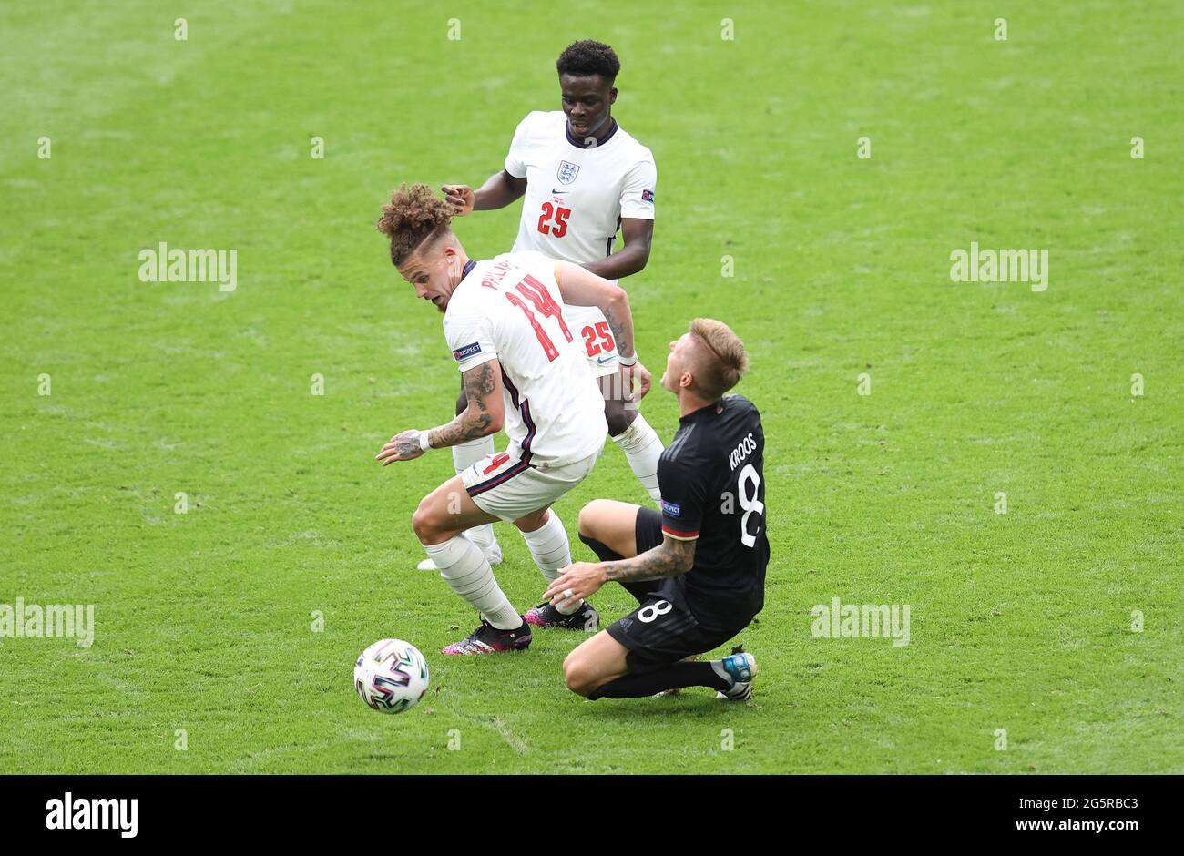 London, Großbritannien, 29. Juni 2021, EURO 2020, Europameisterschaft 2020, Round of 16 eng, England - GER, Deutschland Foul von Kalvin PHILLIPS, eng auf Toni KROOS/dpa/Alamy Live News Stockfoto