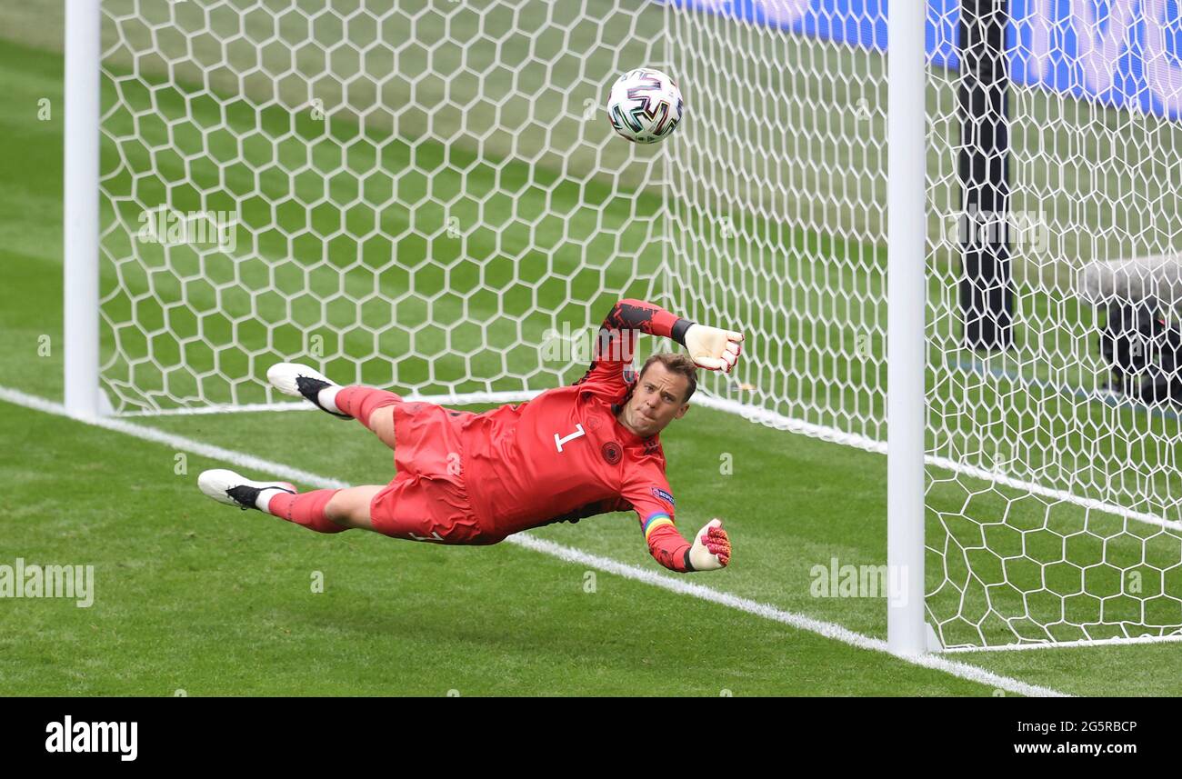 London, Großbritannien, 29. Juni 2021, EURO 2020, Europameisterschaft 2020, Round of 16 eng, England - GER, Deutschland goalwart Manuel NEUER, GER, Parade Credit: dpa/Alamy Live News Stockfoto