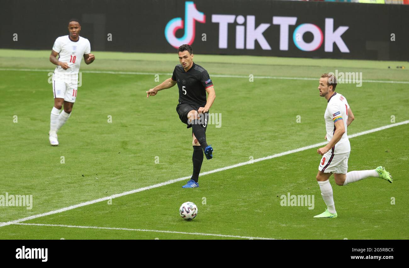 London, Großbritannien, 29. Juni 2021, EURO 2020, Europameisterschaft 2020, Runde 16 eng, England - GER, Deutschland Mats HUMMELS, GER vor Harry KANE/dpa/Alamy Live News Stockfoto