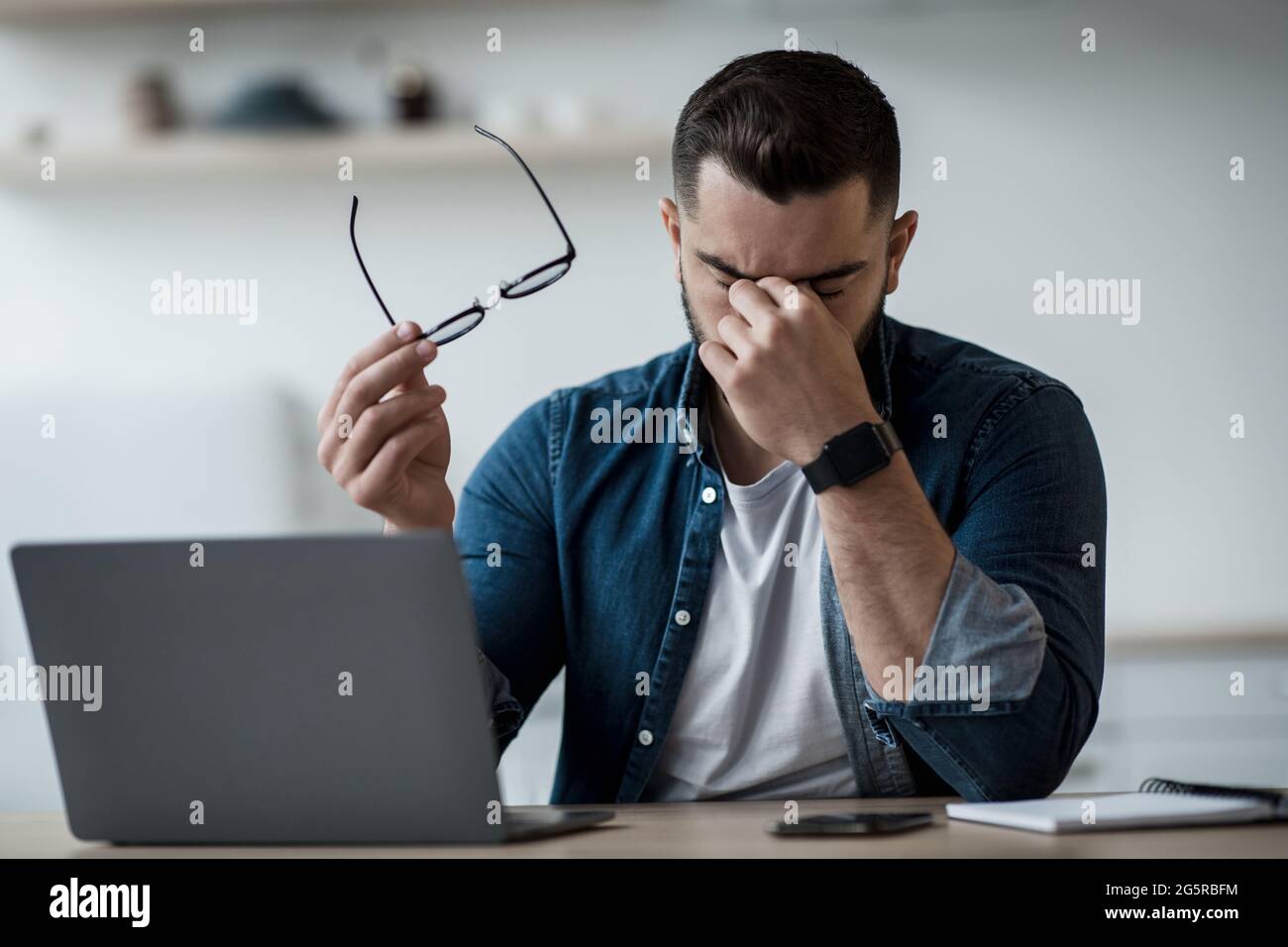 Müde junge männliche Gefühl Schmerzen Augenbelastung halten Brille, reiben trocken reizte Augen Stockfoto