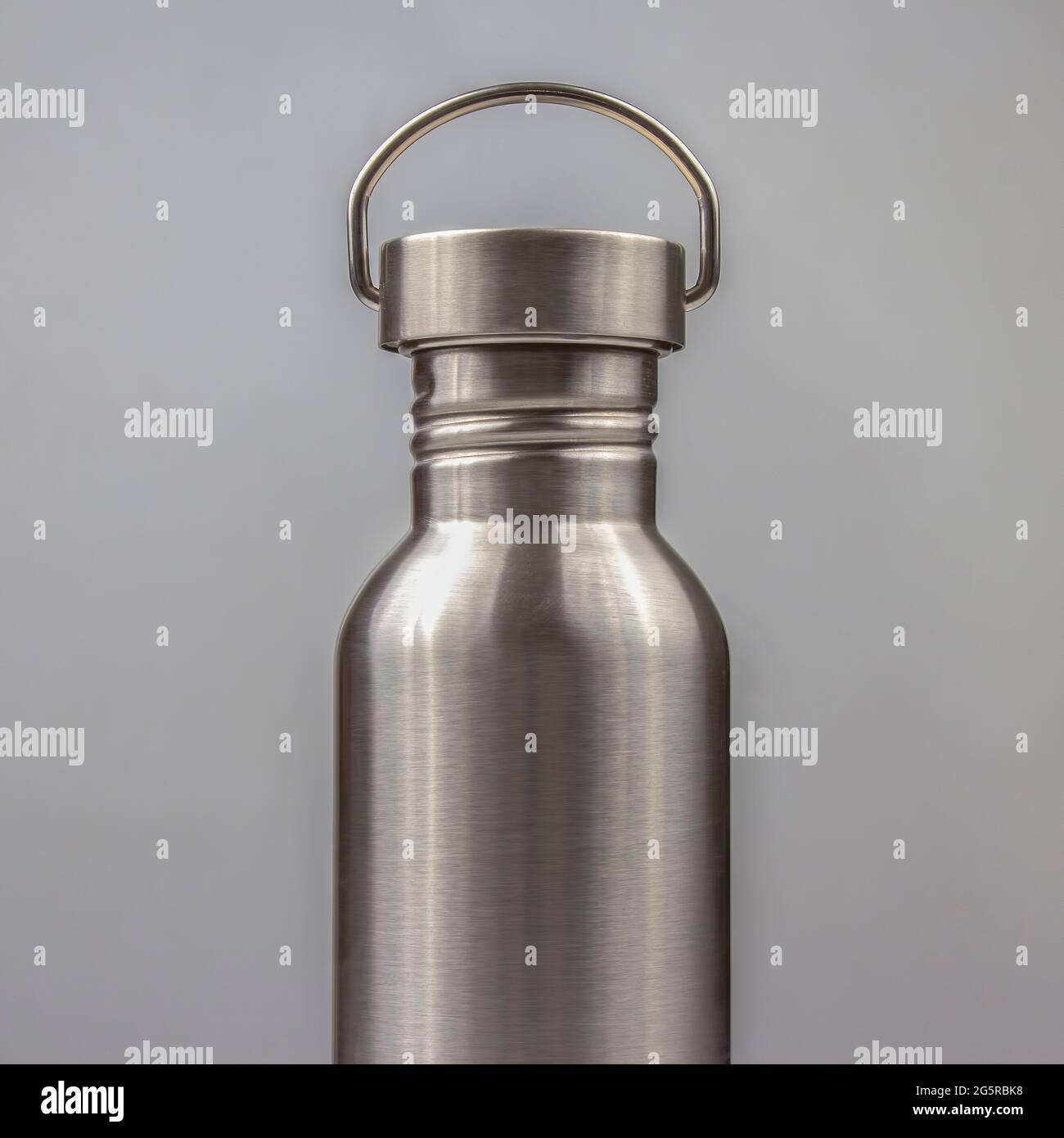 Wasserflaschen aus Metall. Trinkutensilien aus Metall Stockfoto