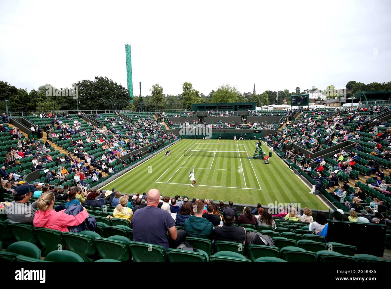 Coco Gauff dient während ihres ersten Damen-Einzelmatches in der ersten Runde gegen die Dame auf dem Platz 2 am zweiten Tag von Wimbledon im All England Lawn Tennis und Croquet Club in Wimbledon. Bilddatum: Dienstag, 29. Juni 2021. Stockfoto