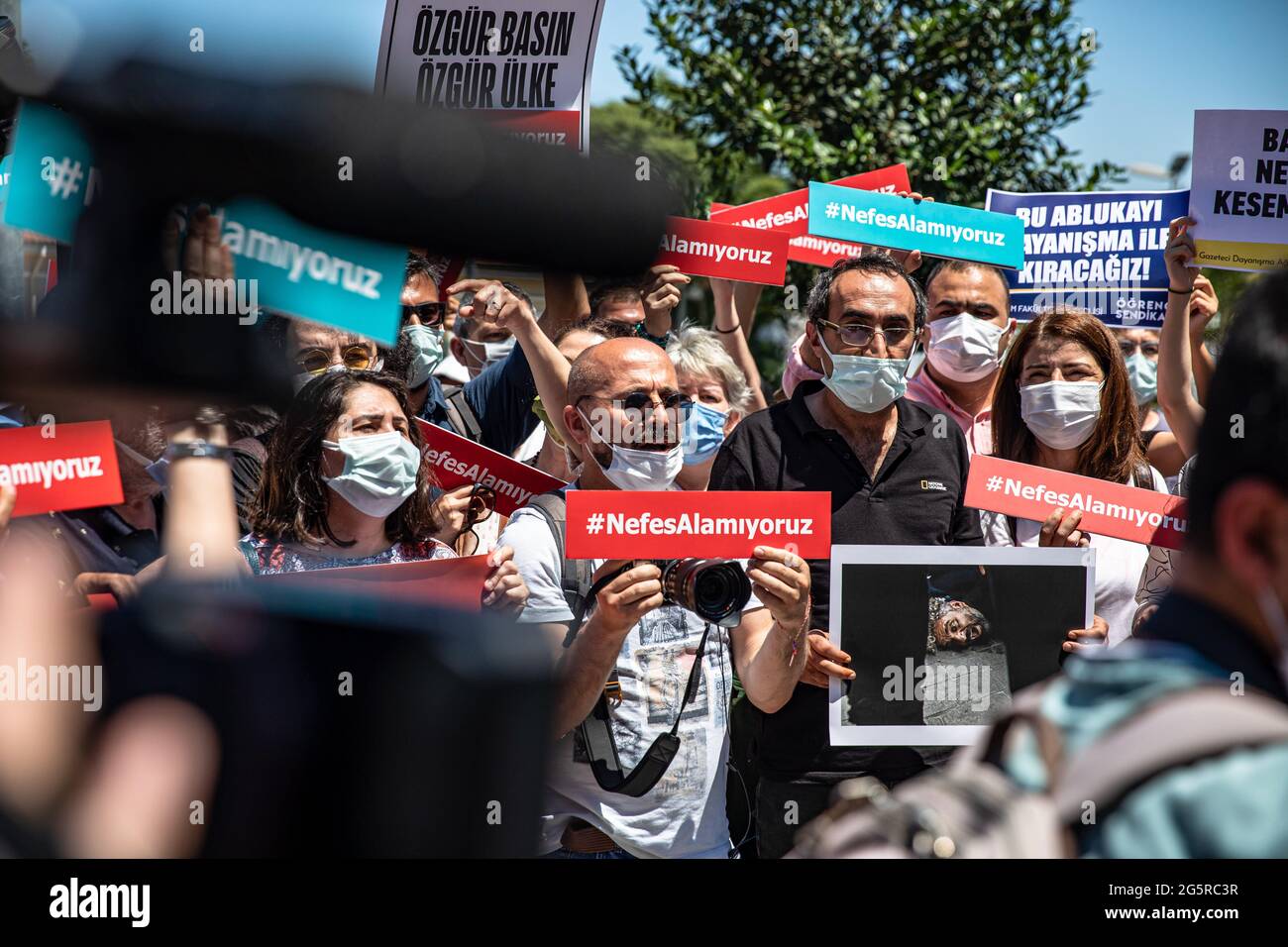 Journalisten versammelten sich vor dem Gebäude der Türkischen Journalistenvereinigung (TGC) und hielten während der Demonstration Plakate mit ihrer Meinung.Journalisten versammelten sich vor dem Gebäude der Türkischen Journalistenvereinigung (TGC) für den Fotojournalisten der Agence France-Presse (AFP), Bulent Kilic, der während der LGBTI Pride Parade in Istanbul Taksim festgenommen wurde. Journalismus kann nicht ertränkt werden!“ Sie öffneten ein Transparent und marschierten in Richtung des Istanbuler Gouverneursbüros. Journalisten gaben vor dem Istanbuler Gouverneursbüro eine Presseerklärung ab. Stockfoto