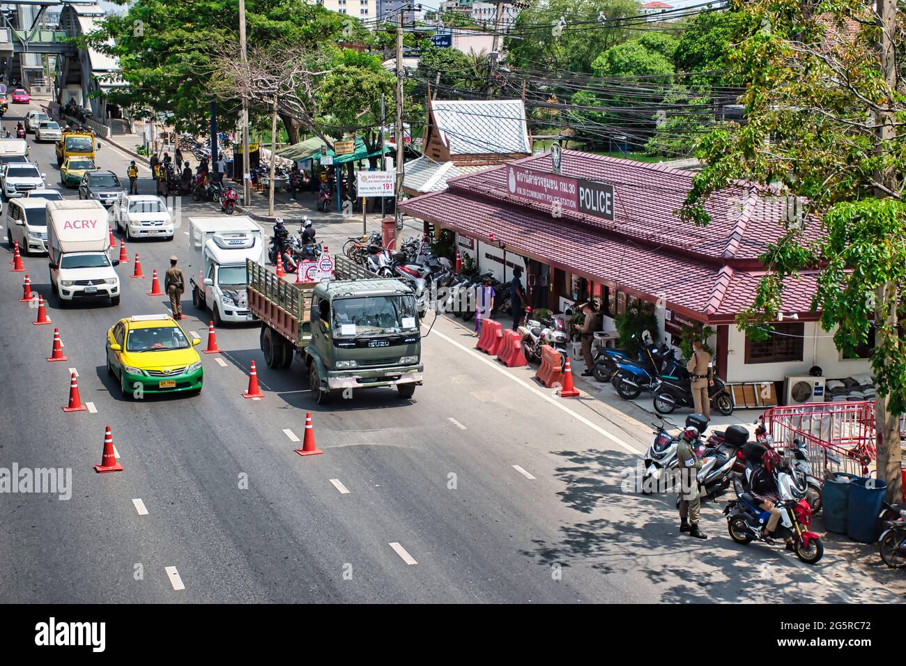 Bangkok, Thailand 04.07.2021 Polizisten kontrollieren und verwalten den starken Verkehr in Bangkok Stockfoto