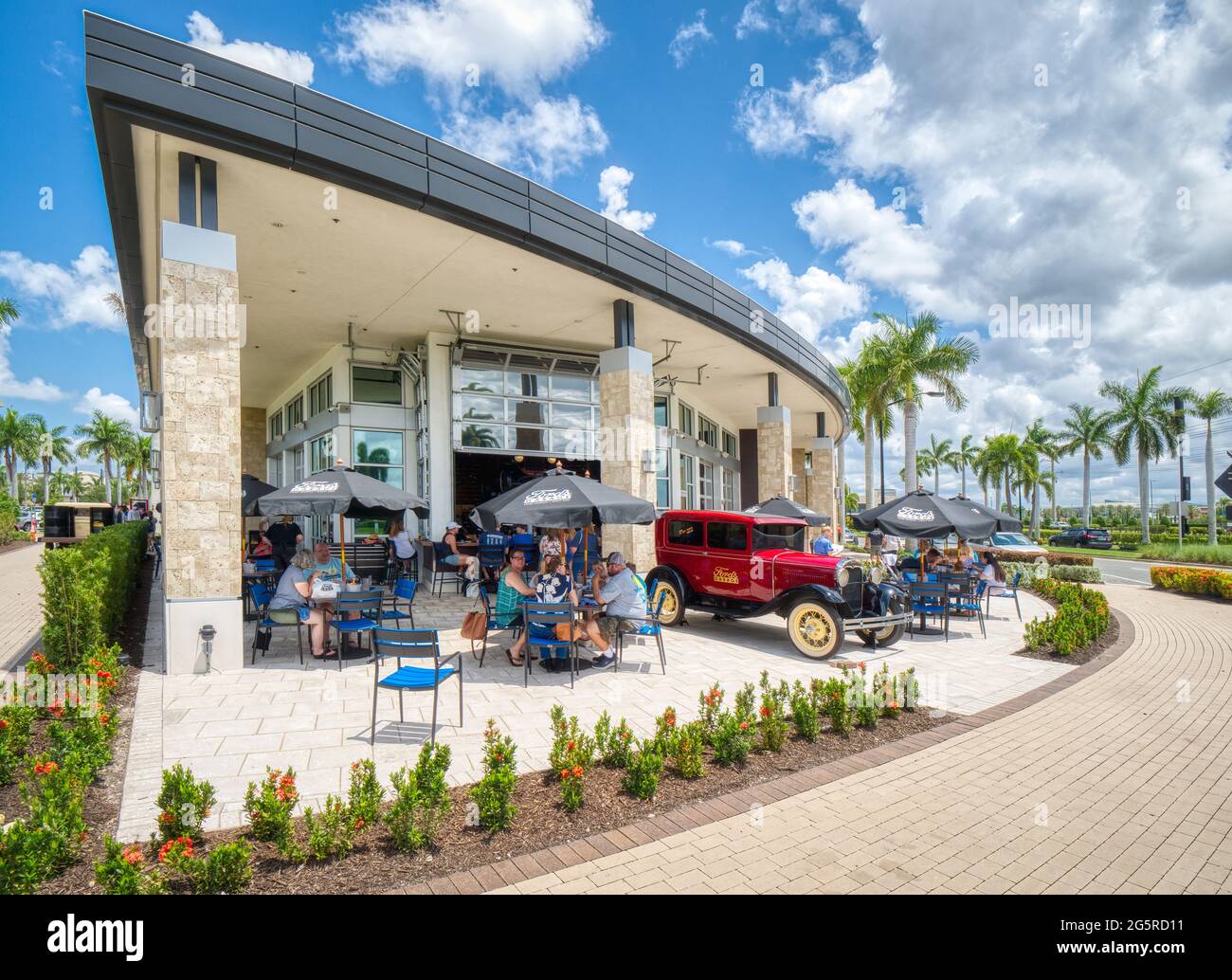 Fords Garage Restaurant und Bar mit Essen im Freien im University Town Center in der US-amerikanischen Florida-Stadt Stockfoto