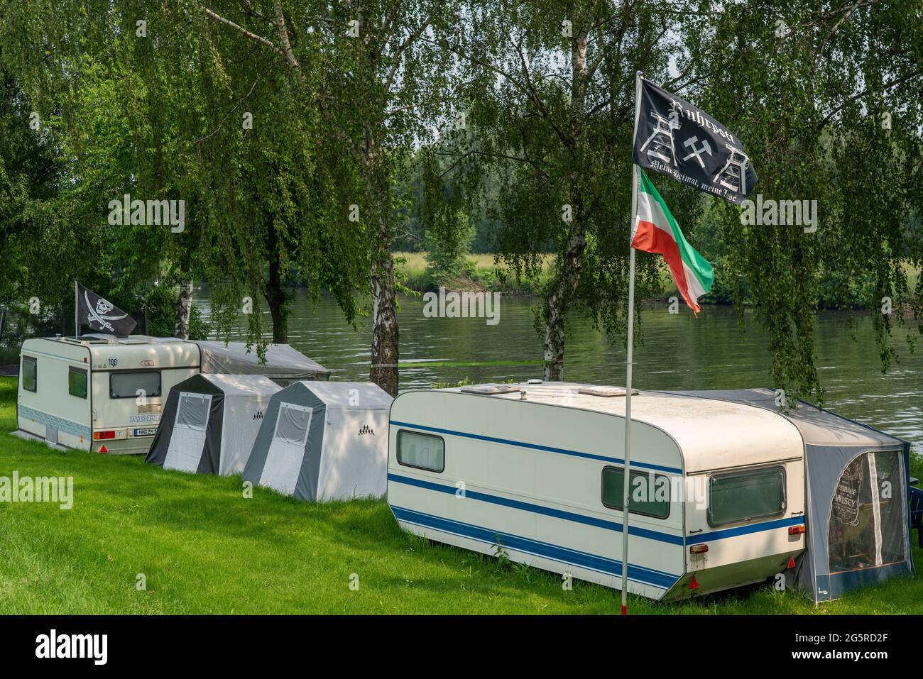 Campingplatz, Wohnwagen, NRW-Flagge, Ruhrpott-Flagge, Heimatpatriot, Mülheim an der Ruhr, NRW, Deutschland, Stockfoto