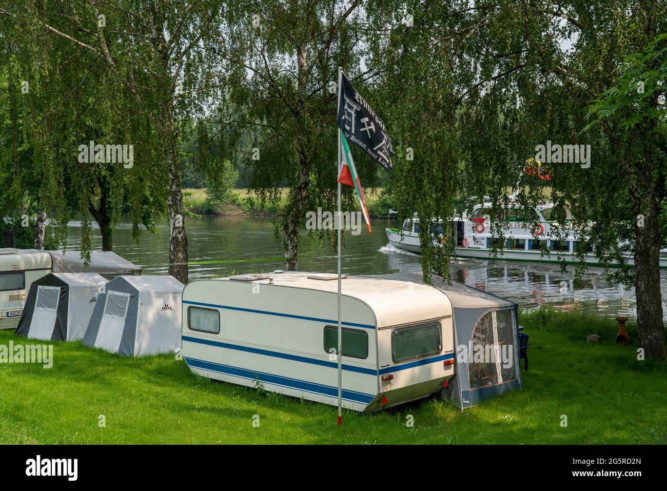 Campingplatz, Wohnwagen, NRW-Flagge, Ruhrpott-Flagge, Heimatpatriot, Schiff der Weißen Flotte, Mülheim an der Ruhr, NRW, Deutschland, Stockfoto