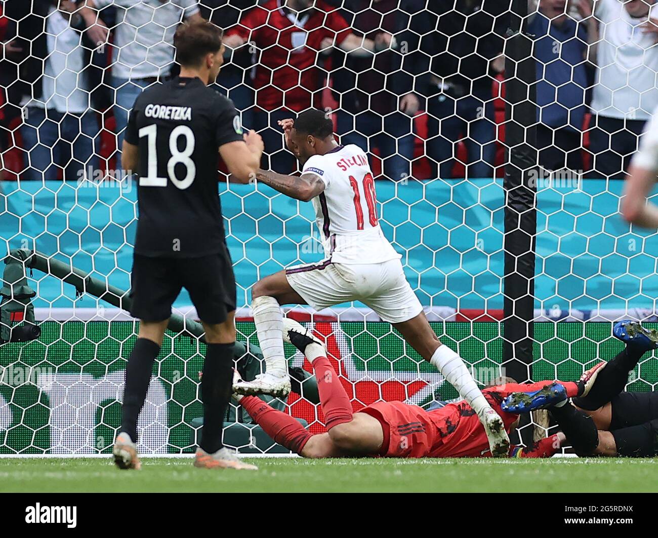 London, Großbritannien. Juni 2021. Fußball: Europameisterschaft, England - Deutschland, Endrunde, 16. Runde im Wembley-Stadion. Der englische Raheem Sterling (M) feiert das erste Tor seines Teams. Quelle: Christian Charisius/dpa/Alamy Live News Stockfoto