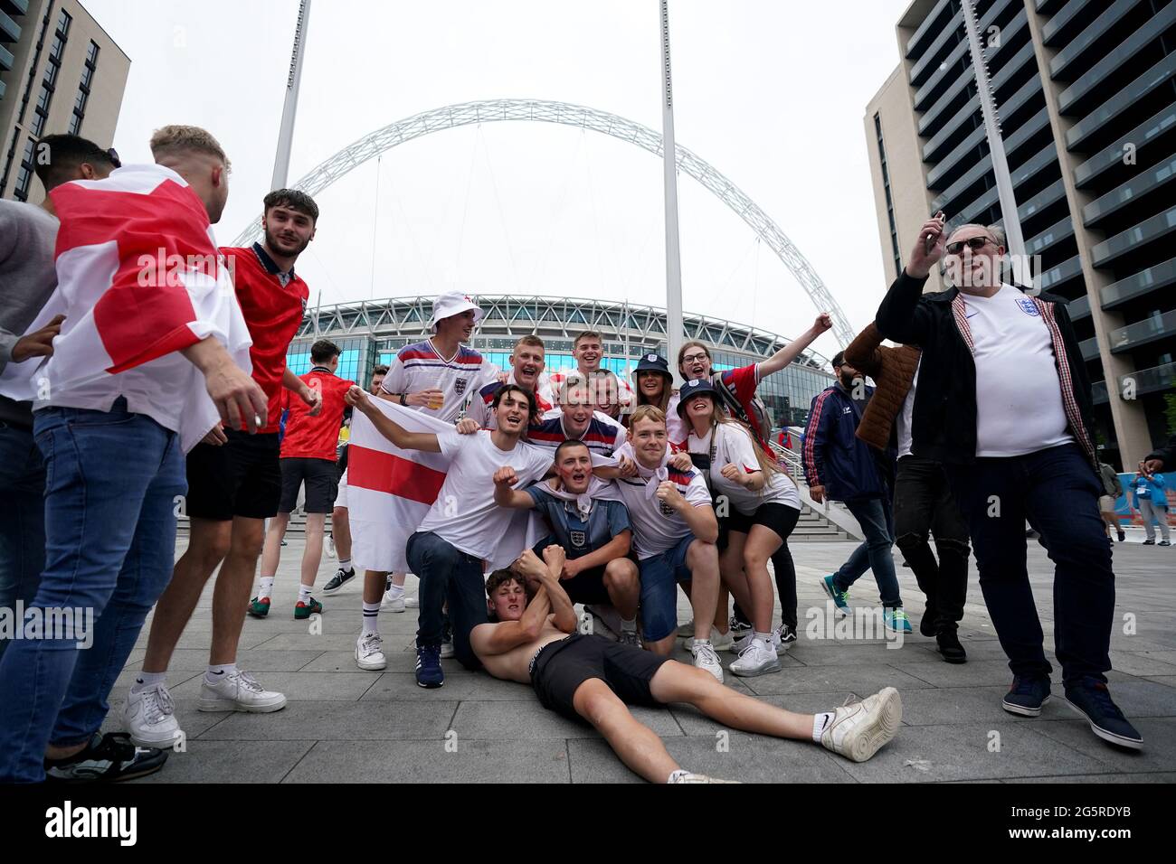 Fans feiern die UEFA Euro 2020-Runde des Spiels 16 zwischen England und Deutschland in der 4TheFans-Fanzone vor dem Wembley-Stadion. Bilddatum: Dienstag, 29. Juni 2021. Stockfoto