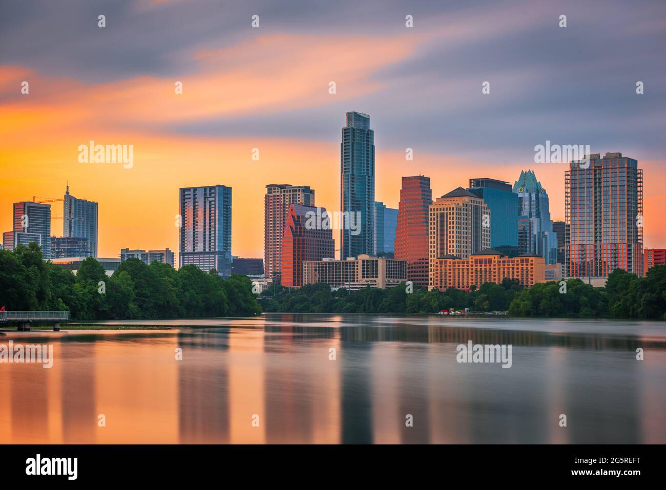 Austin, Texas, USA Skyline der Innenstadt über dem Colorado River im Morgengrauen. Stockfoto