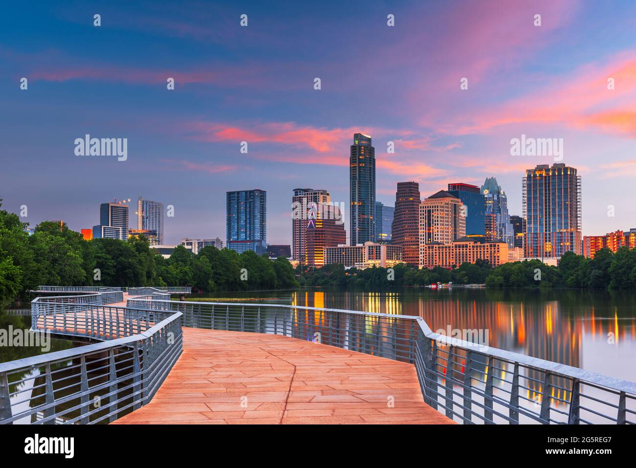 Austin, Texas, USA Skyline der Innenstadt über dem Colorado River im Morgengrauen. Stockfoto