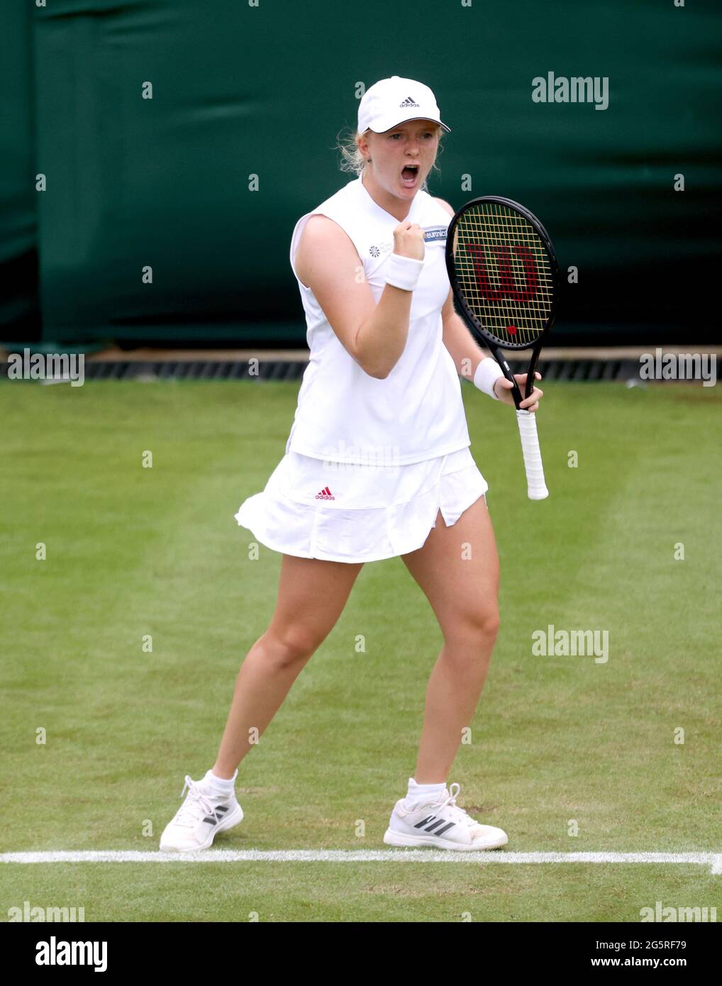 Am zweiten Tag von Wimbledon im All England Lawn Tennis and Croquet Club, Wimbledon, reagiert Frau Jones während ihres ersten Damen-Einzel-Spiels gegen Coco Gauff auf Platz 2. Bilddatum: Dienstag, 29. Juni 2021. Stockfoto
