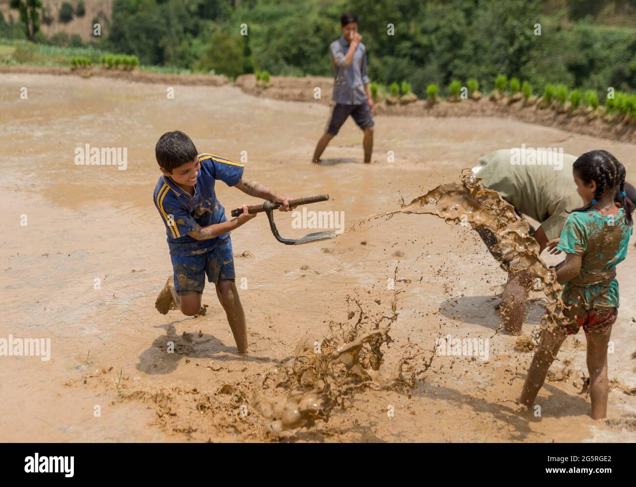 Kathmandu, Nepal. Juni 2021. Kinder spielen mit dem Schlamm auf dem Reisfeld am National Paddy Day. Nepalesische Bauern feiern den National Paddy Day, der den Beginn der jährlichen Reispflanzsaison markiert. (Foto von Bivas Shrestha/SOPA Images/Sipa USA) Quelle: SIPA USA/Alamy Live News Stockfoto