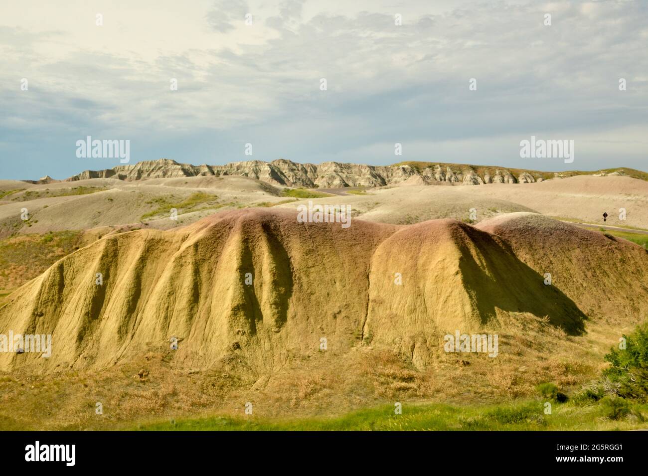 Gelbe Mounds im Badlands National Park, mit erodierten Buttes, Grasland und Pinnacles in South Dakota, USA Stockfoto
