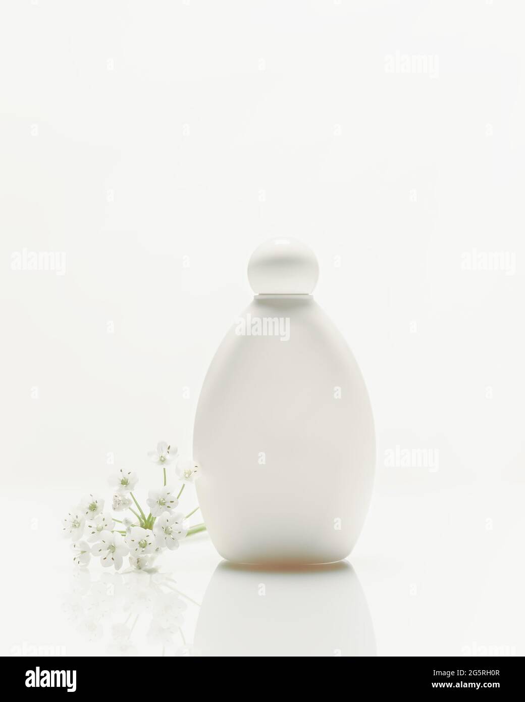 Weiße vertikale kosmetische Komposition mit Kunststoff-Kosmetikflasche mit Reflexion und Blumen auf weißem Hintergrund mit Kopierraum. Beauty-Produkt Stockfoto