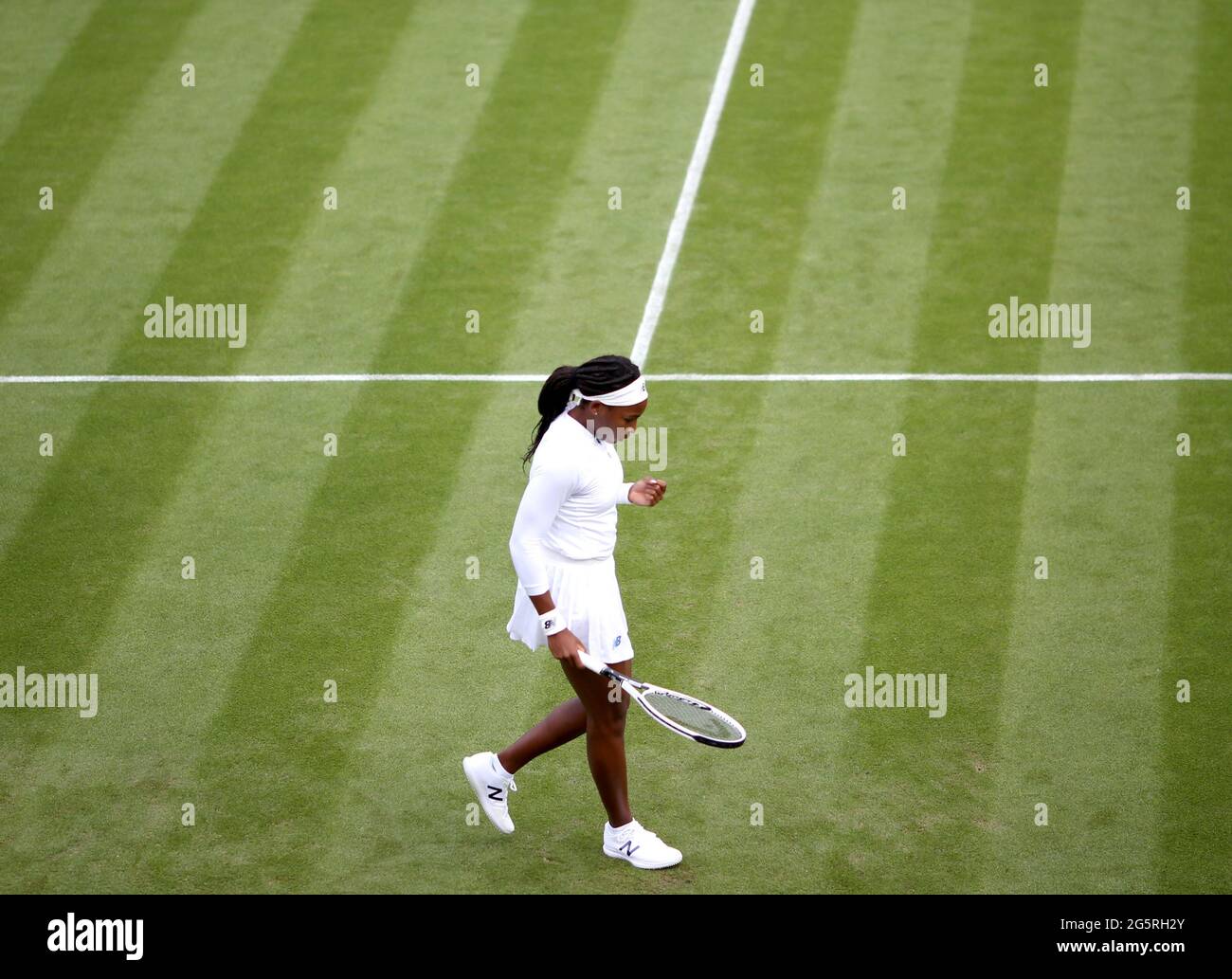 Coco Gauff reagiert während ihres ersten Damen-Einzelmatches in der ersten Runde auf Platz 2 von Frau Jones am zweiten Tag von Wimbledon im All England Lawn Tennis und Croquet Club in Wimbledon. Bilddatum: Dienstag, 29. Juni 2021. Stockfoto