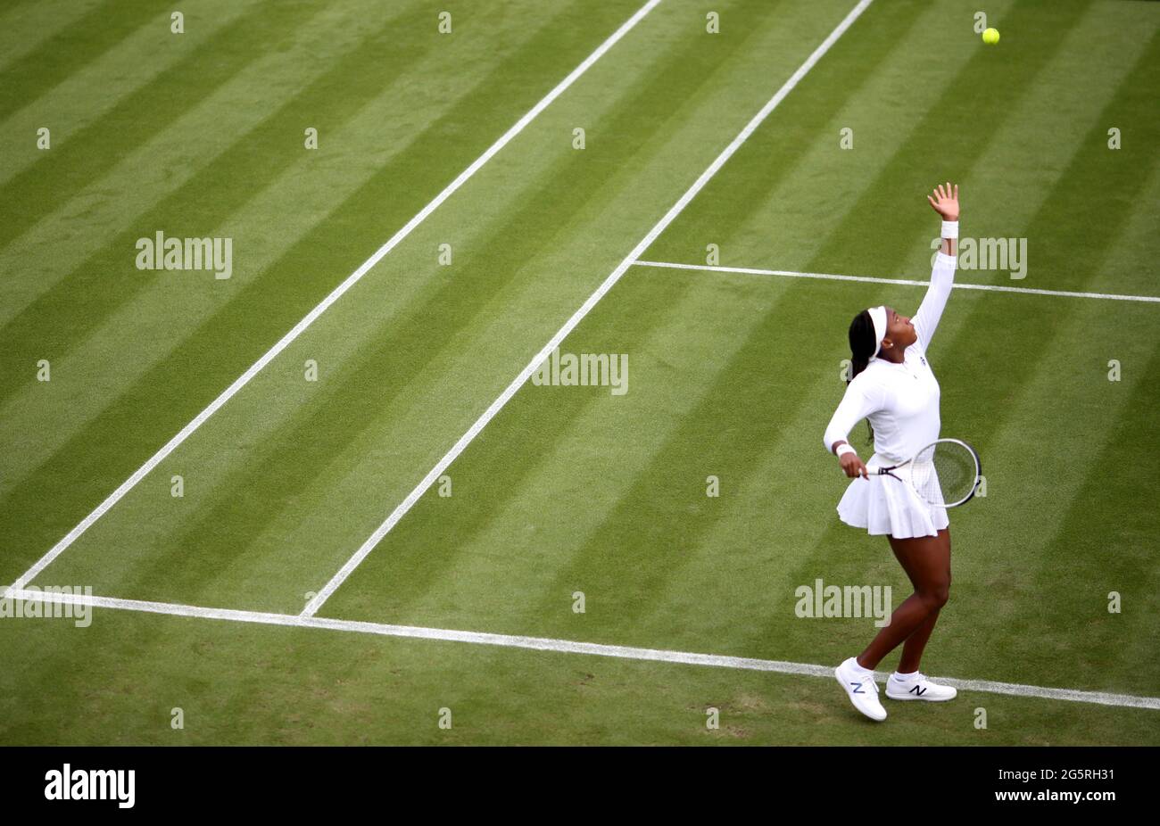 Coco Gauff dient während ihres ersten Damen-Einzelmatches in der ersten Runde gegen die Dame auf dem Platz 2 am zweiten Tag von Wimbledon im All England Lawn Tennis und Croquet Club in Wimbledon. Bilddatum: Dienstag, 29. Juni 2021. Stockfoto