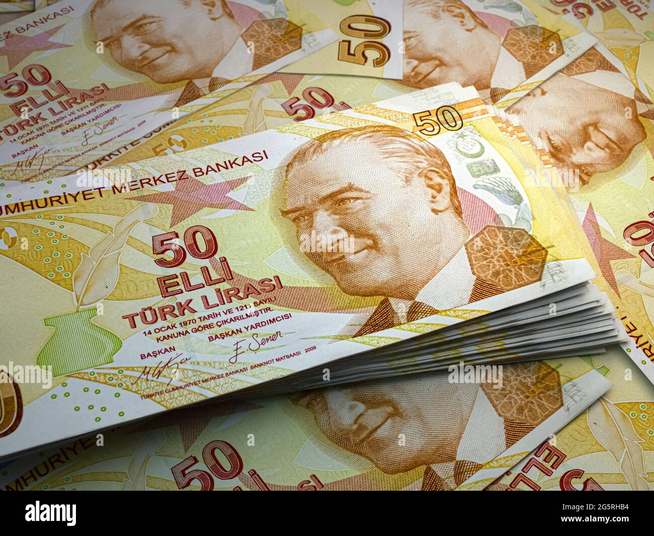 Das Geld der Türkei. Türkische Lira-Rechnungen. VERSUCHEN Sie ES mit  Banknoten. 50 Liralar. Handel, Finanzen, Nachrichten Hintergrund  Stockfotografie - Alamy