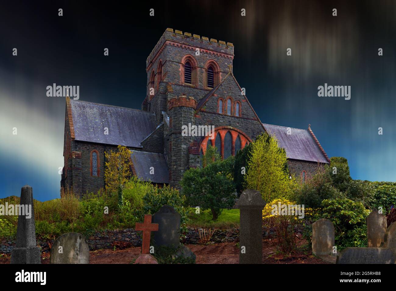 Diese Darstellung einer finsteren Kirche basiert auf der St. Padarn's Church in Llanberis, Nordwales, die 1885 erbaut wurde. Stockfoto