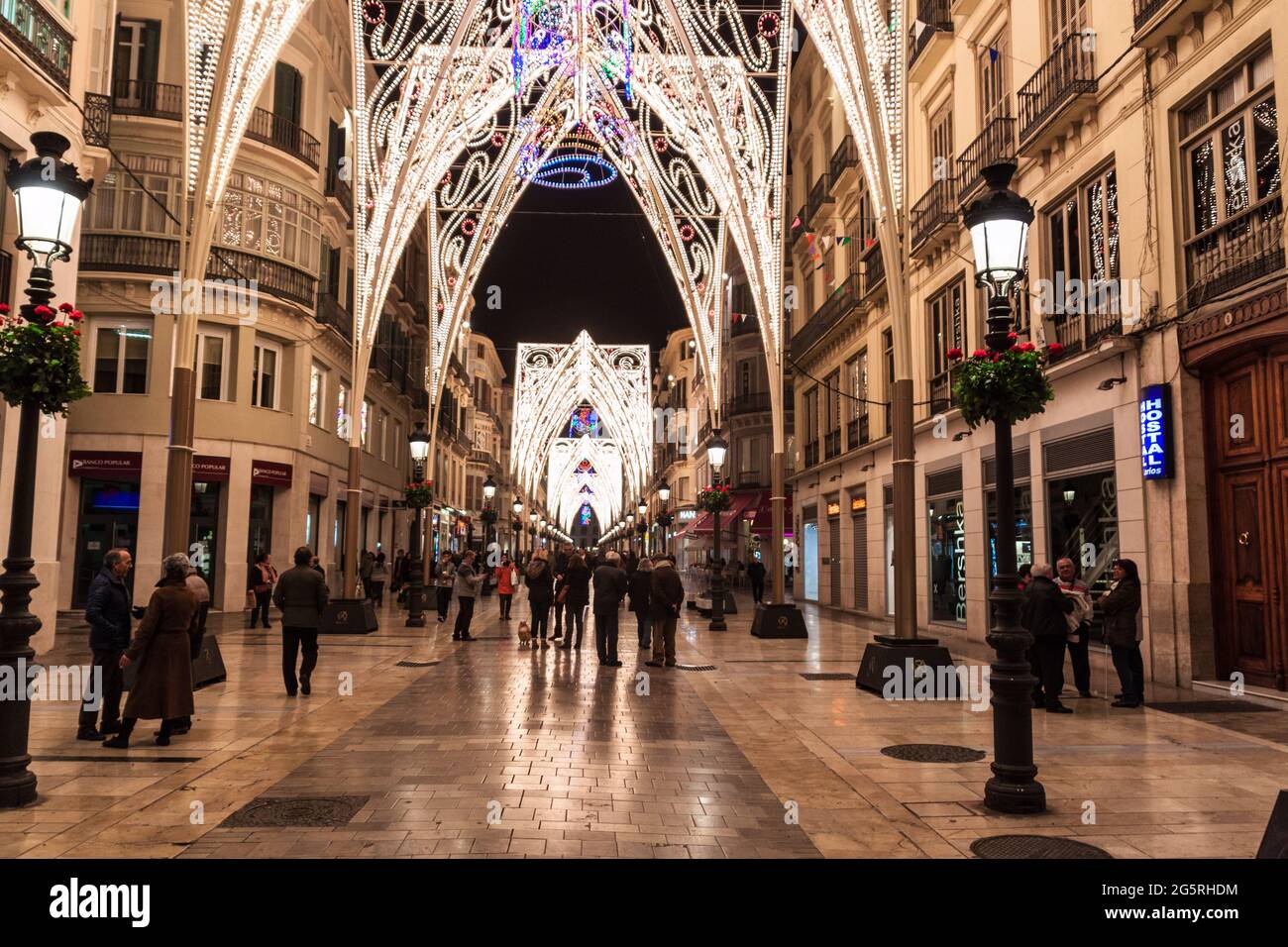 MALAGA, SPANIEN - 25. JAN 2015: Menschen gehen durch die dekorierte Fußgängerzone Calle Larios in Malaga. Stockfoto