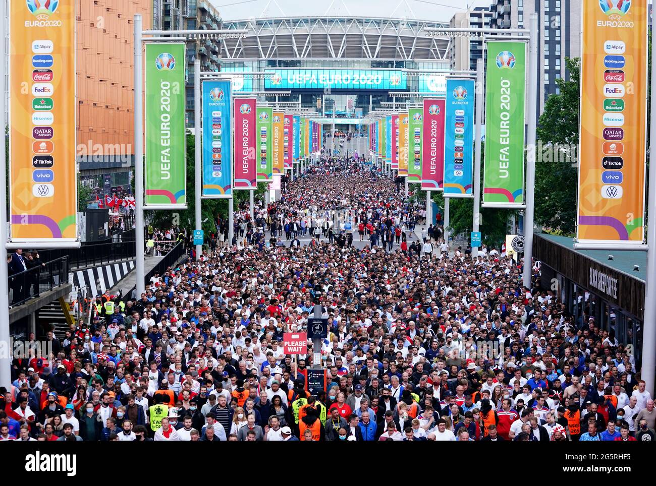 Fans verlassen das Wembley-Stadion nach dem UEFA Euro 2020-Spiel von 16 zwischen England und Deutschland in der 4TheFans-Fanzone außerhalb des Wembley-Stadions. Bilddatum: Dienstag, 29. Juni 2021. Stockfoto