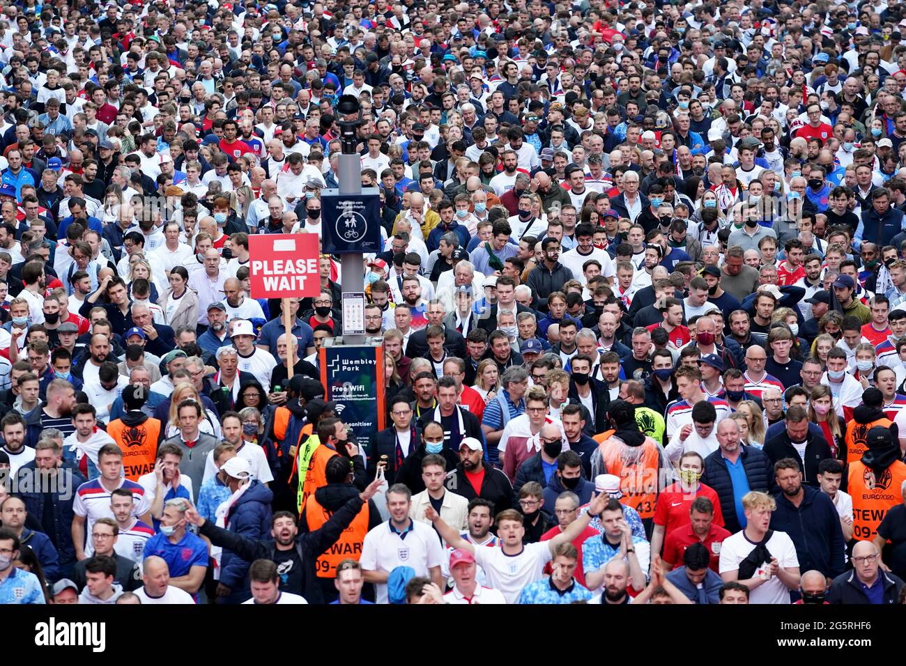 Fans verlassen das Wembley-Stadion nach dem UEFA Euro 2020-Spiel von 16 zwischen England und Deutschland in der 4TheFans-Fanzone außerhalb des Wembley-Stadions. Bilddatum: Dienstag, 29. Juni 2021. Stockfoto