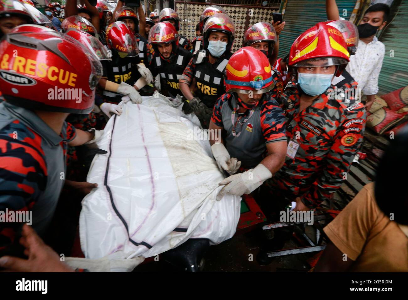 Dhaka, Bangladesch. Juni 2021. Die Feuerwehr- und Zivilschutzmannschaften zogen den Leichnam des Hausmeisters Harun-or-Rashid Howlader aus den Trümmern in Dhakas Moghbazar heraus, nachdem das Gebäude nach einem Sprengfall vor drei Tagen zusammengebrochen war. Quelle: Suvra Kanti das/ZUMA Wire/Alamy Live News Stockfoto